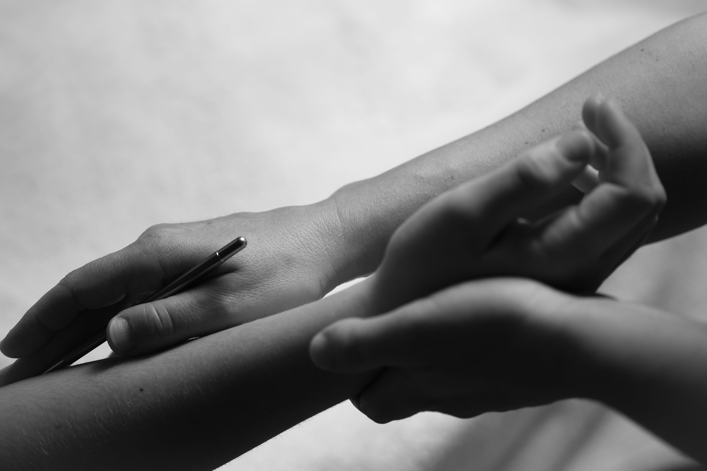 APM-Behandlung am Unterarm mit dem Therapiestäbchen